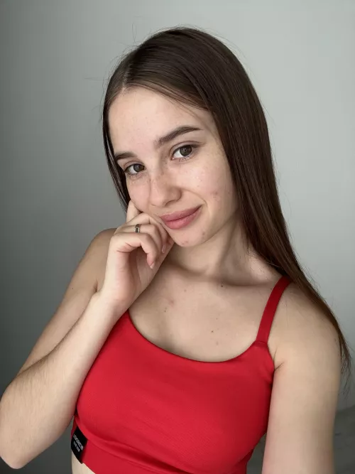 this crop top squeezes my boobs and i like it