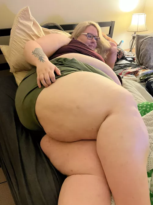 This is a queen size bed, if you can believe that 😈