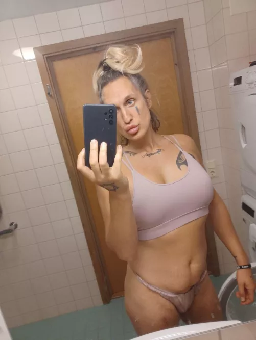 Would you let me go around in your house like this?🤭