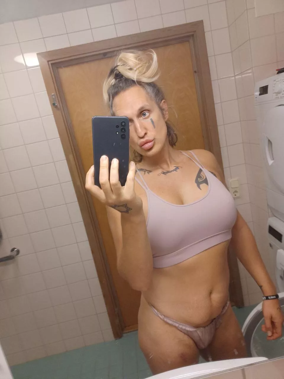 Would you let me go around in your house like this?🤭