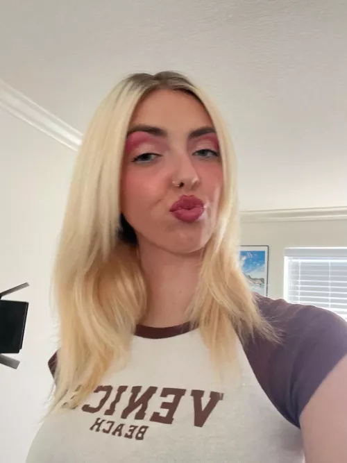 You like you cock wrapped in red? 🫦