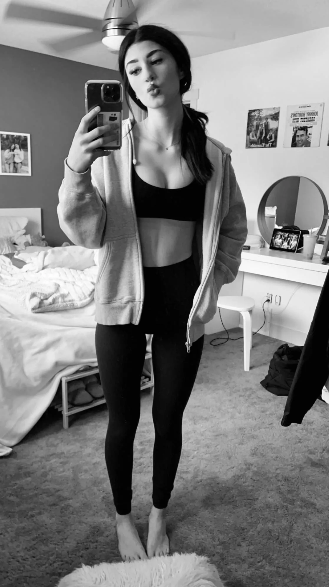 18f - am i cute enough to be on here 🥺