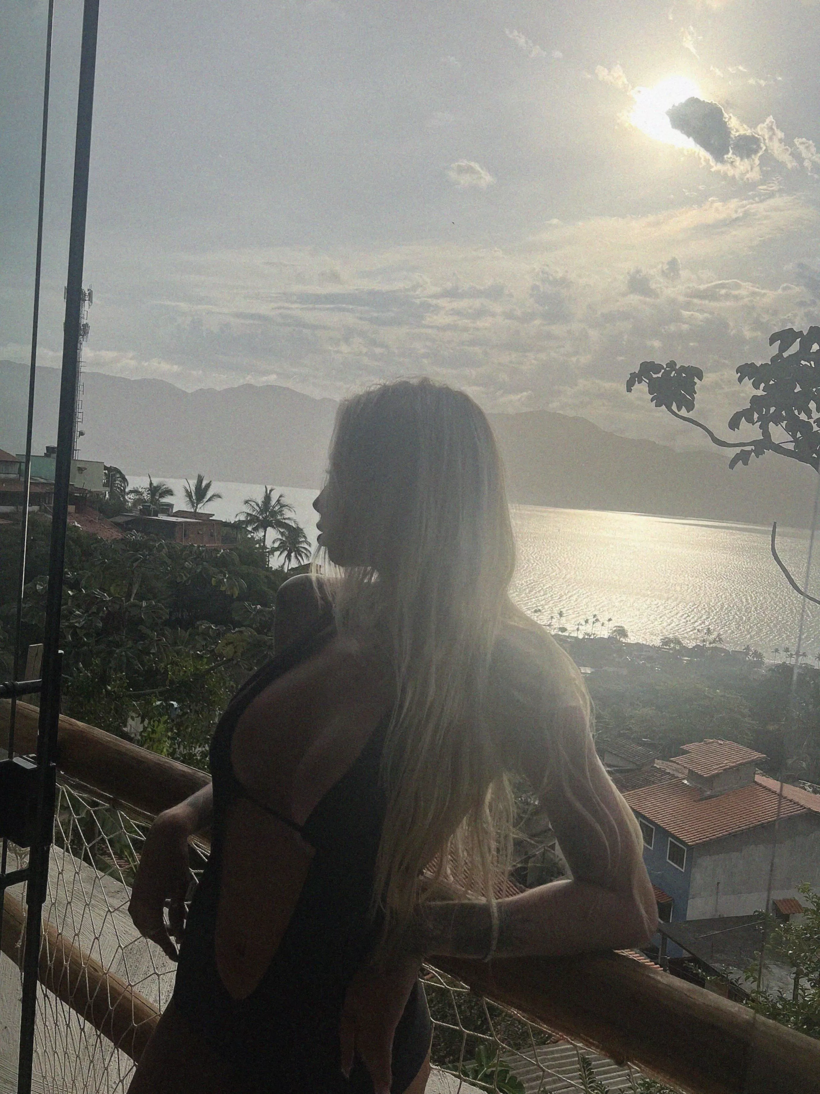 22 [F4M] please me, and kiss me