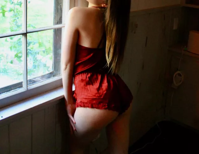 24f looking for a girly to play with tonight ;) 