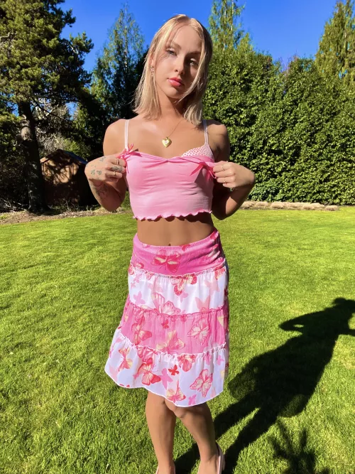 24f upvote and comment for free nudes to ur inbox