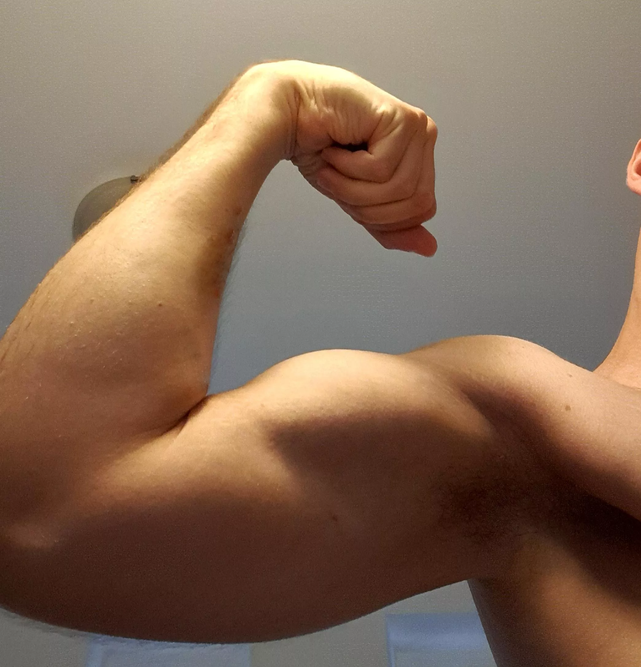 27 fit, horny, looking for skinny, fit or athletic guys. I love seeing guys showing off their bodies and flex for me. Kik: thewhitedeeeer 