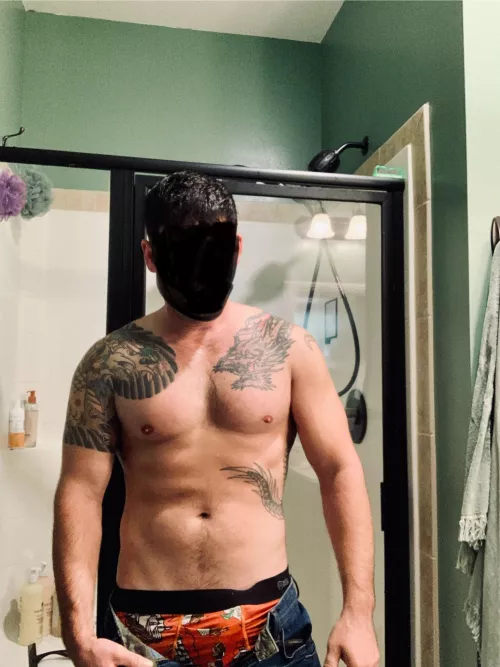 [37] [910] Looking for help taking these pants off. 