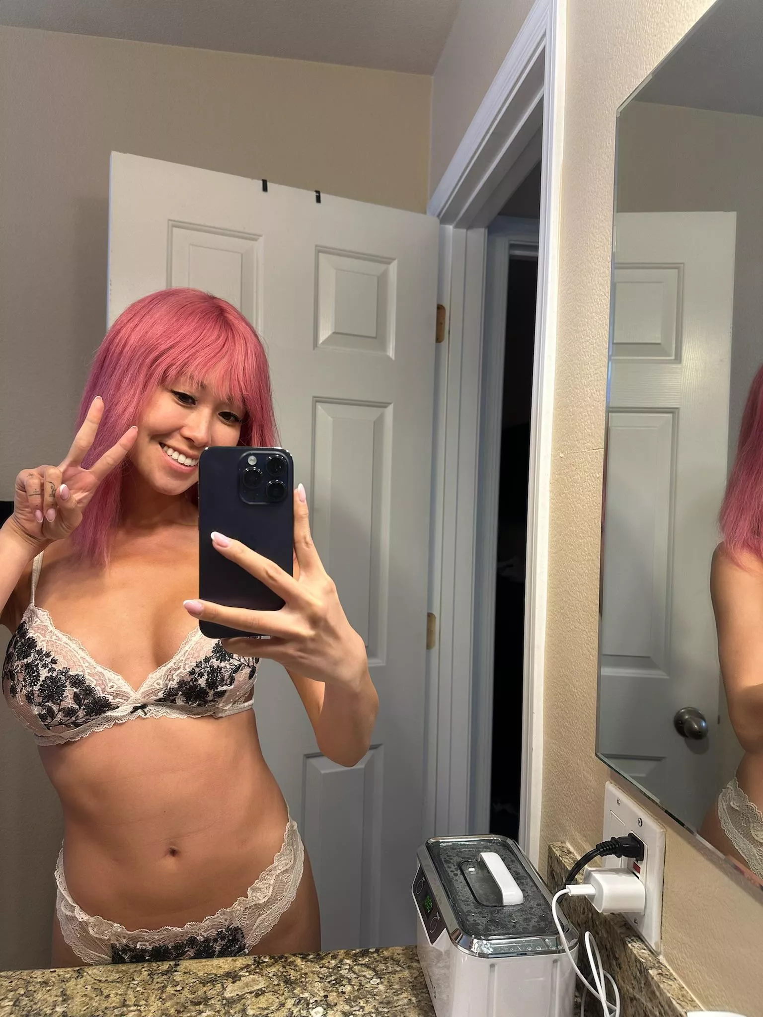 Am I screaming “hot neighbor” vibes. 