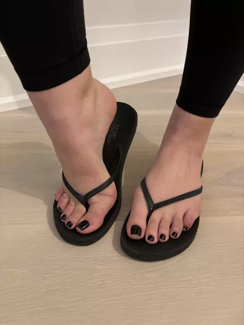 Black toes and flip-flops 🖤