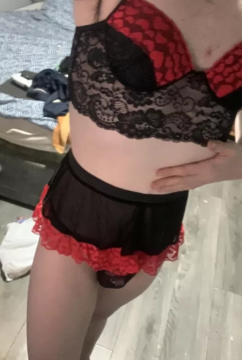 Can you spot my little pink cage ? 🥰💕