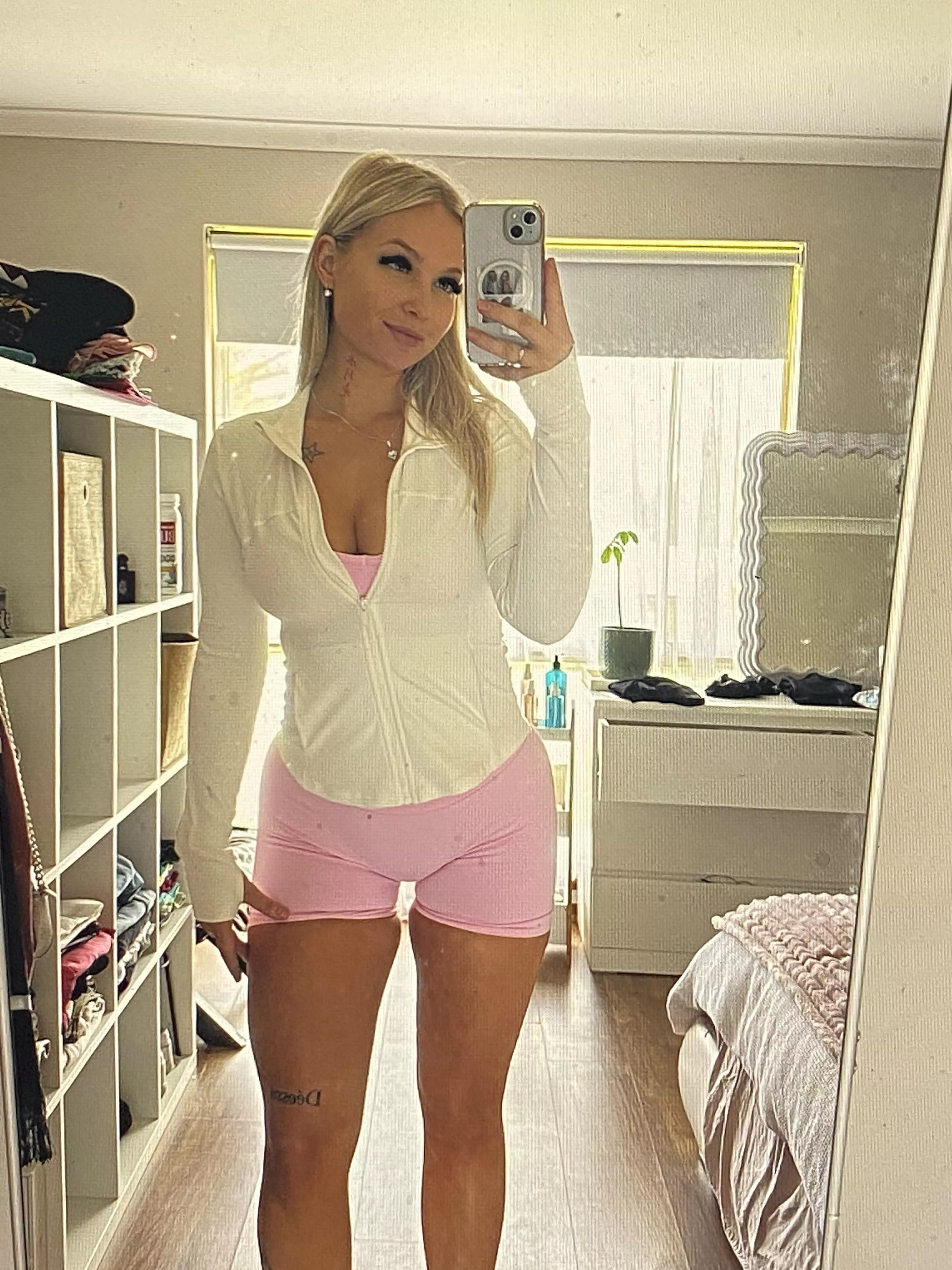 does a blondie like me turn you on?? (Sydney)