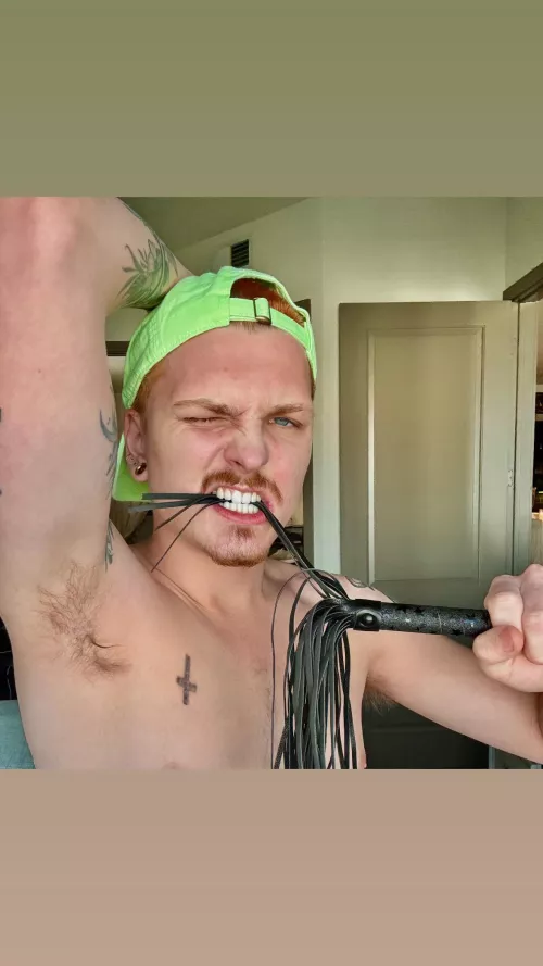 📌 Get on your knees and do as you’re told. 