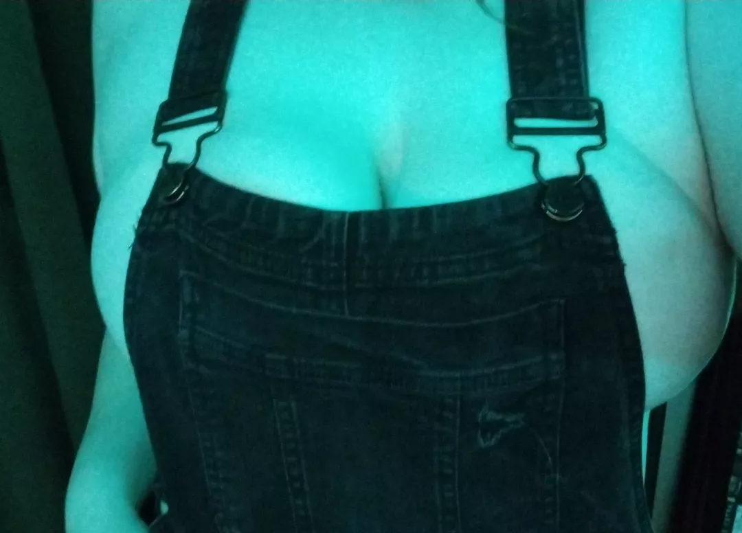 Happy titty Tuesday 🍁