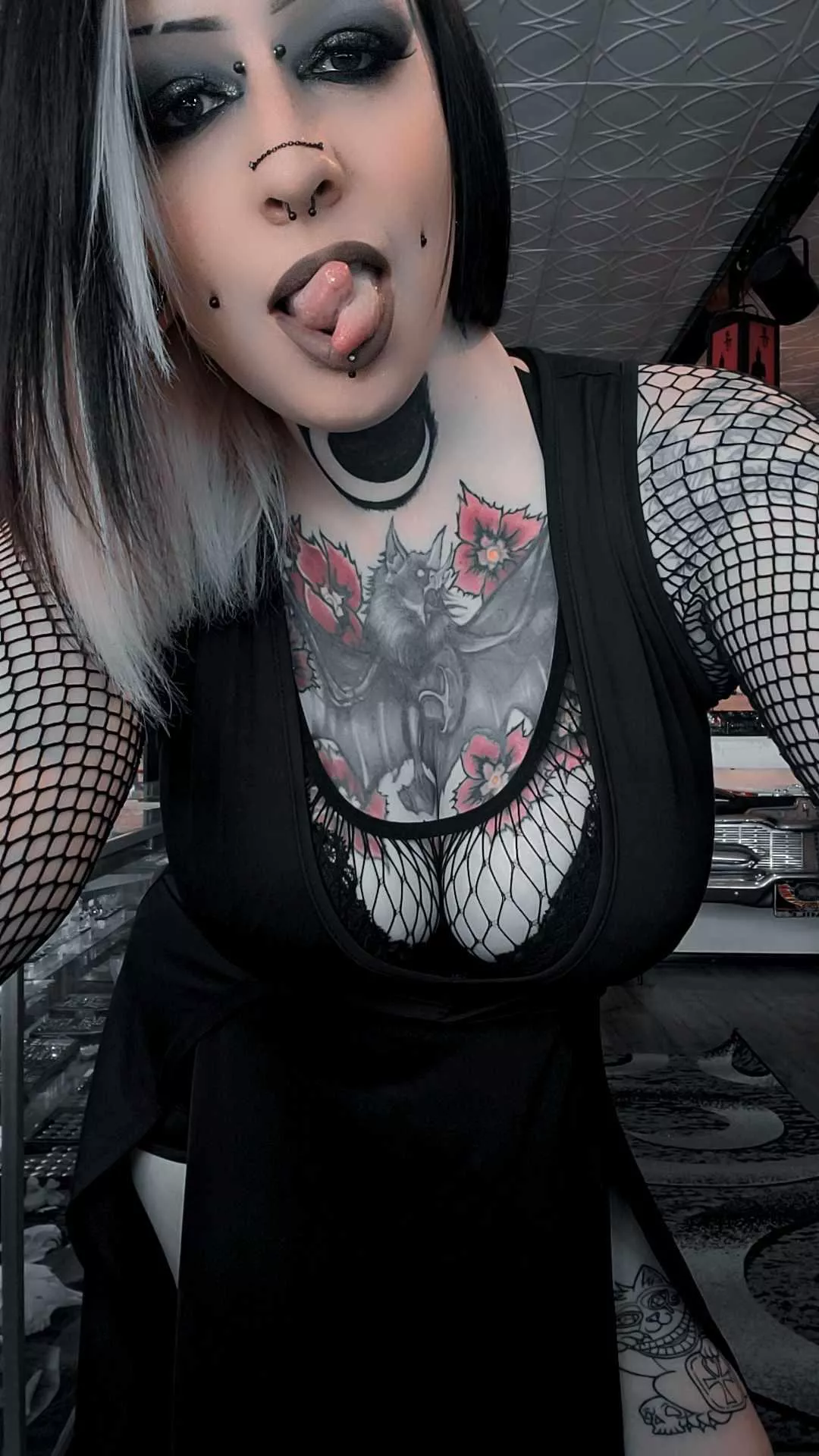 He doesn’t last long when this tongue goes to work…..