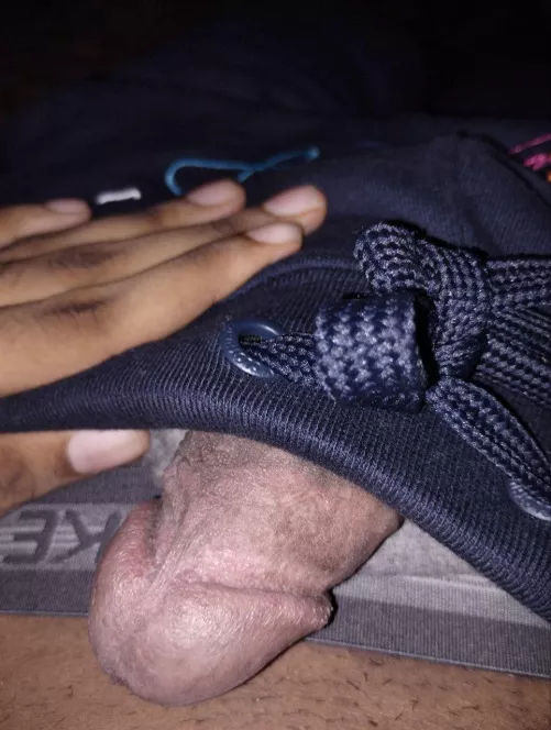 He is peeking 💋.. are you nude? 