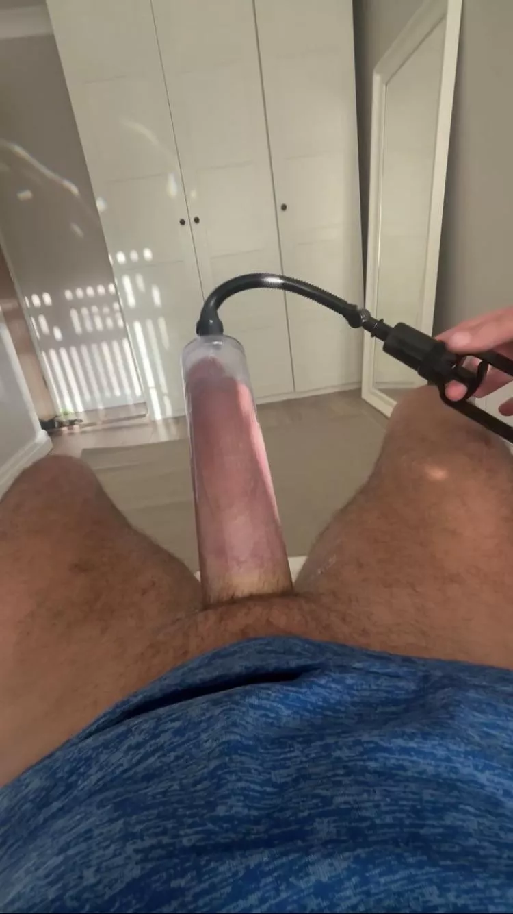 HUNG NAUGHTY LAD 36 message me cam 1.1 zoom into everything… 