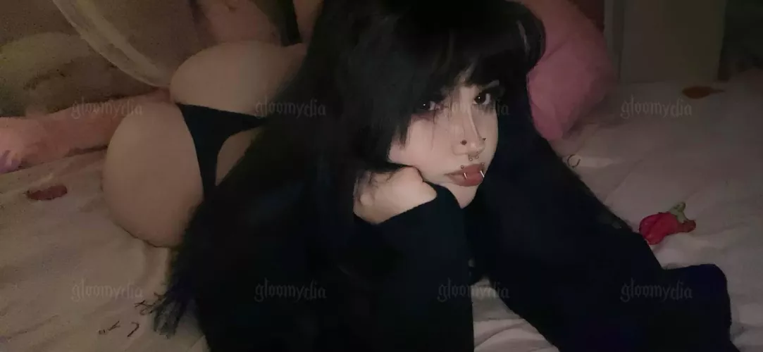 i need someone to cuddle with >_<