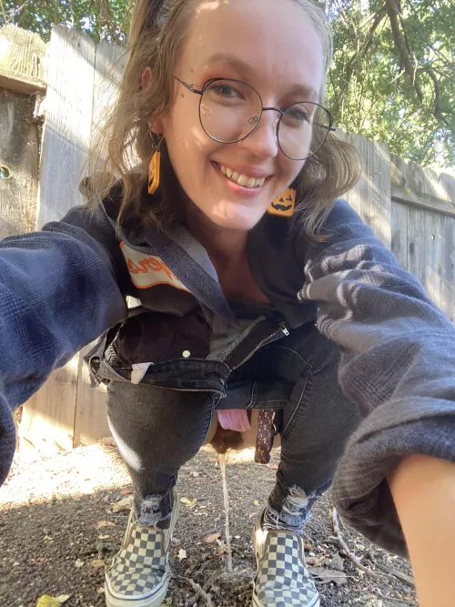 I need someone to suck the pee from my pussy 