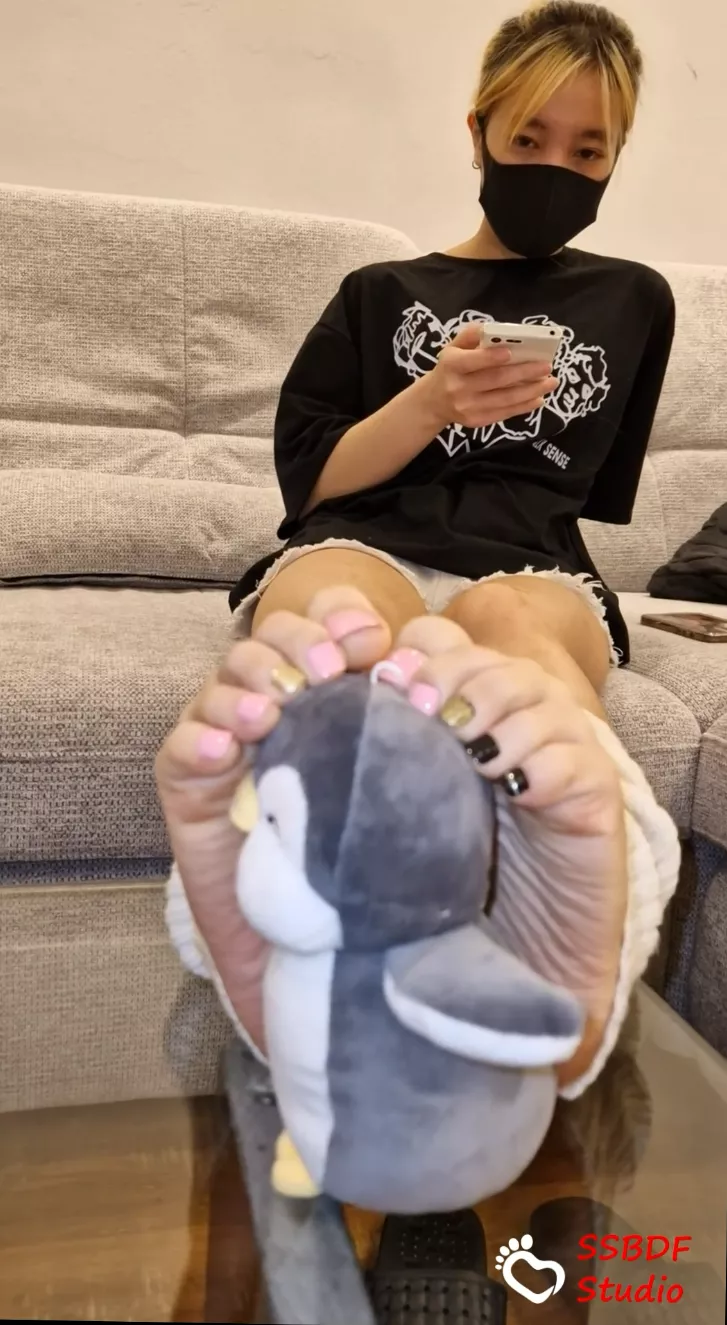 I wanna squeeze you with my cute toes like the little stuffed pet you are !