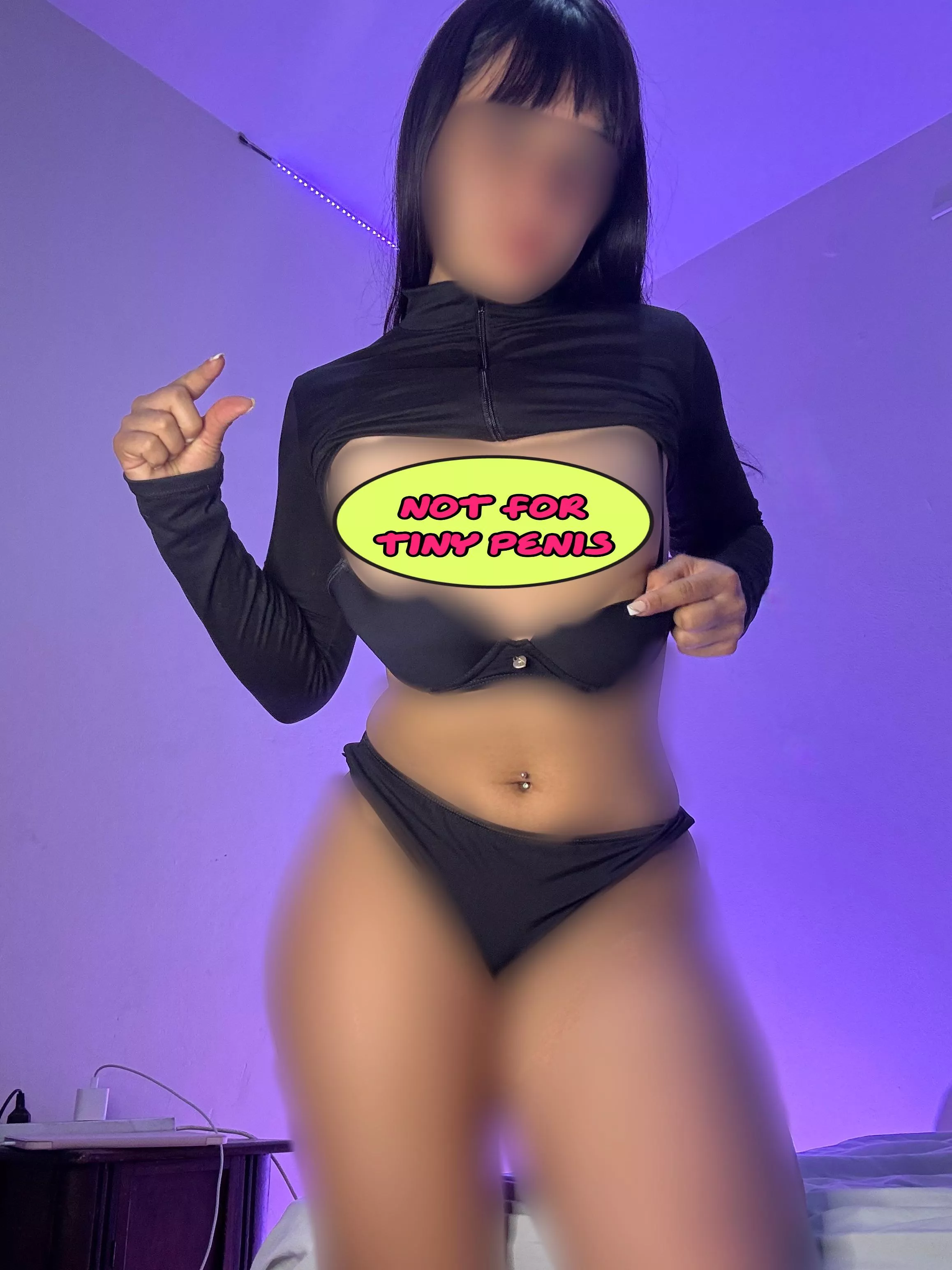 I’m being very generous by leaving my beautiful navel exposed... do you think I should censor it next time? Tell me ⬇️