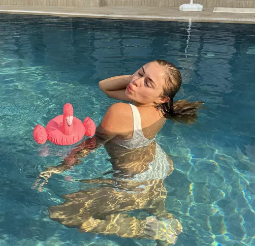 In the pool, a moment of total relaxation