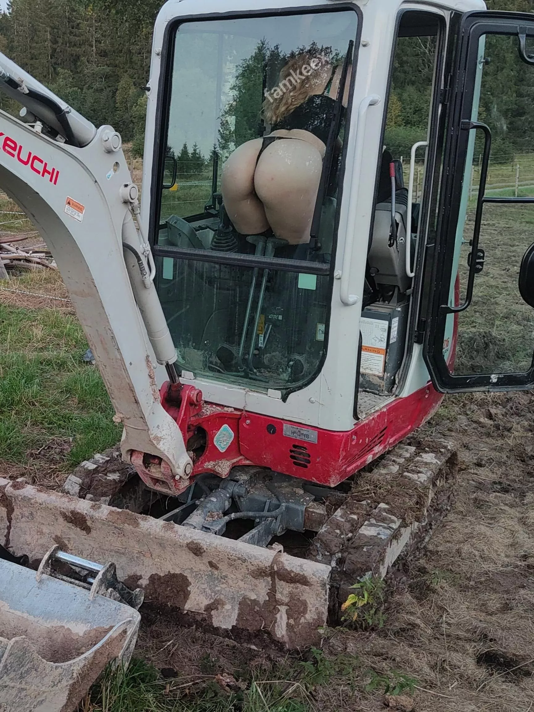 Is dit hoe je een graafmachine bestuurt 😳