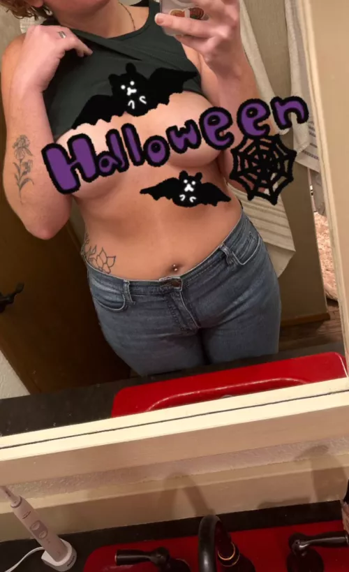 It's spooky season you beautiful ladies :)