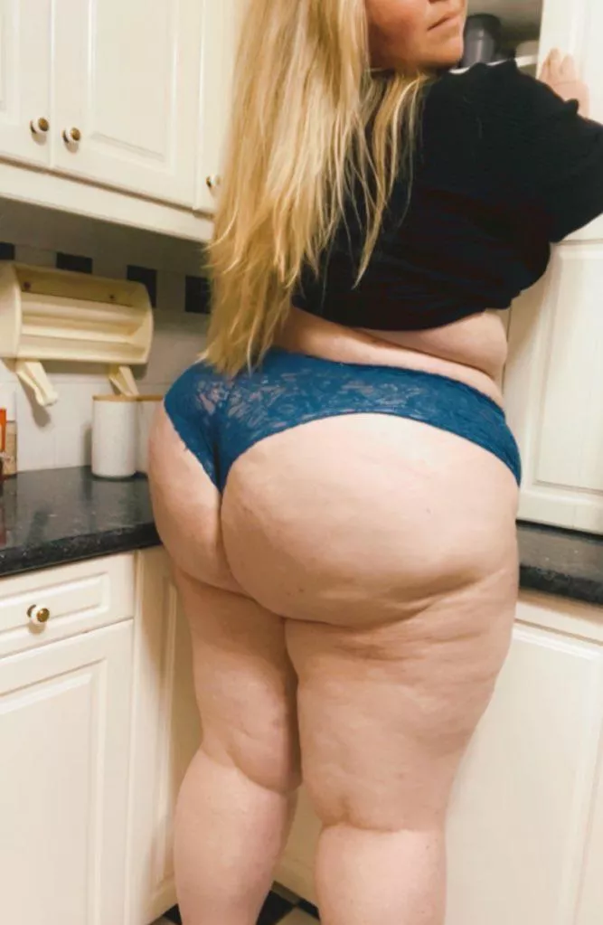 Just being your thicc snack in the kitchen 🍪