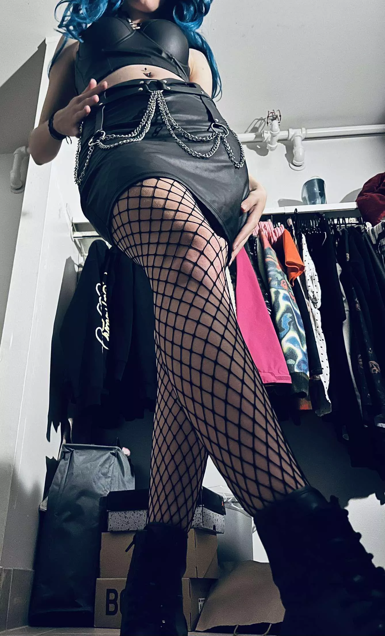 Leather skirt is always the best choice😍