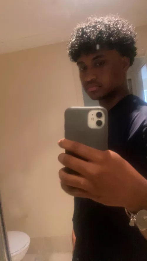 looking for poly men 18-25 add snap daniel.xavierr