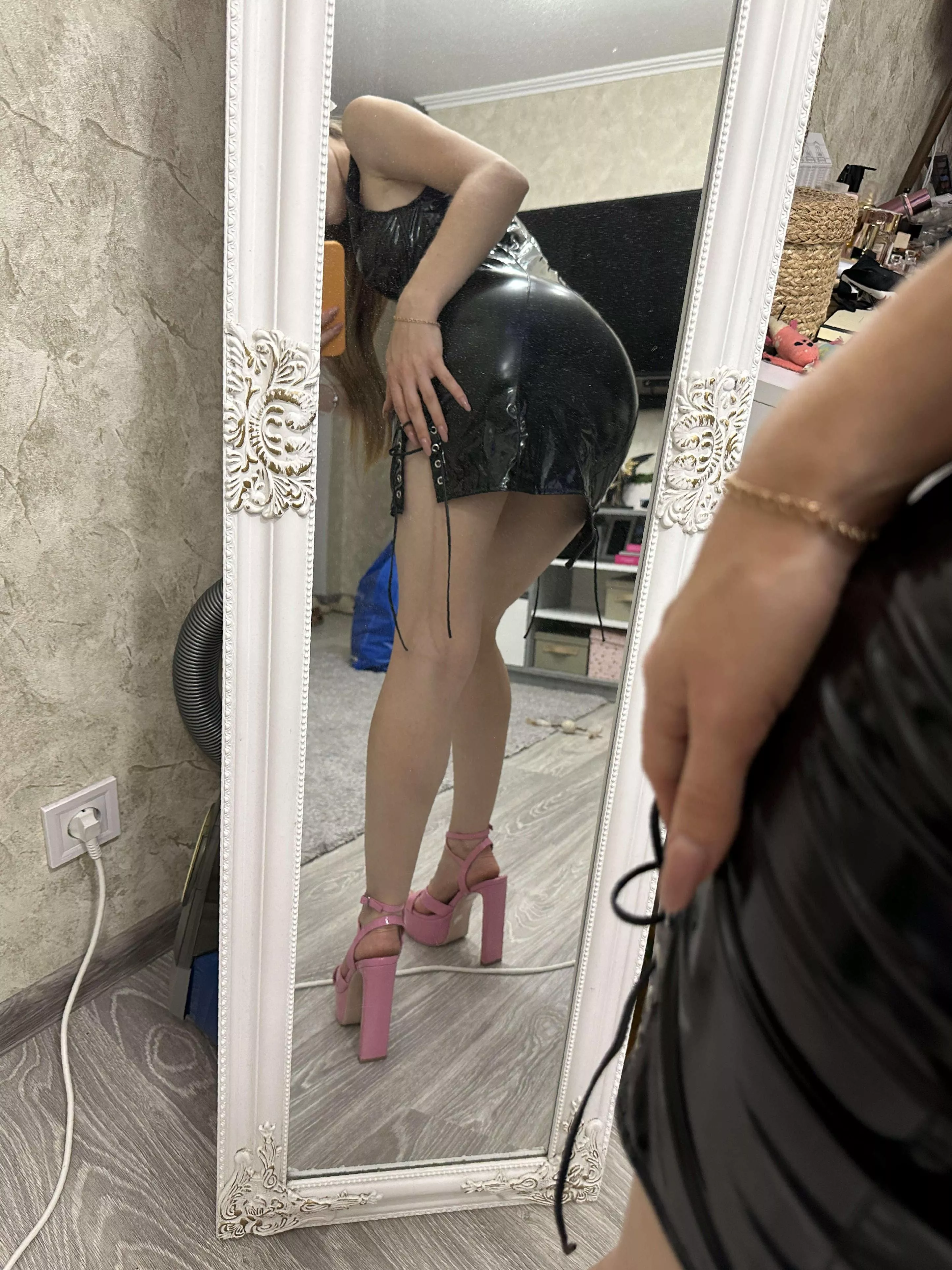 My booty looks insane in this latex