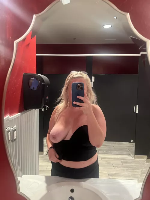 Please bend me over this counter and fuck me :) 