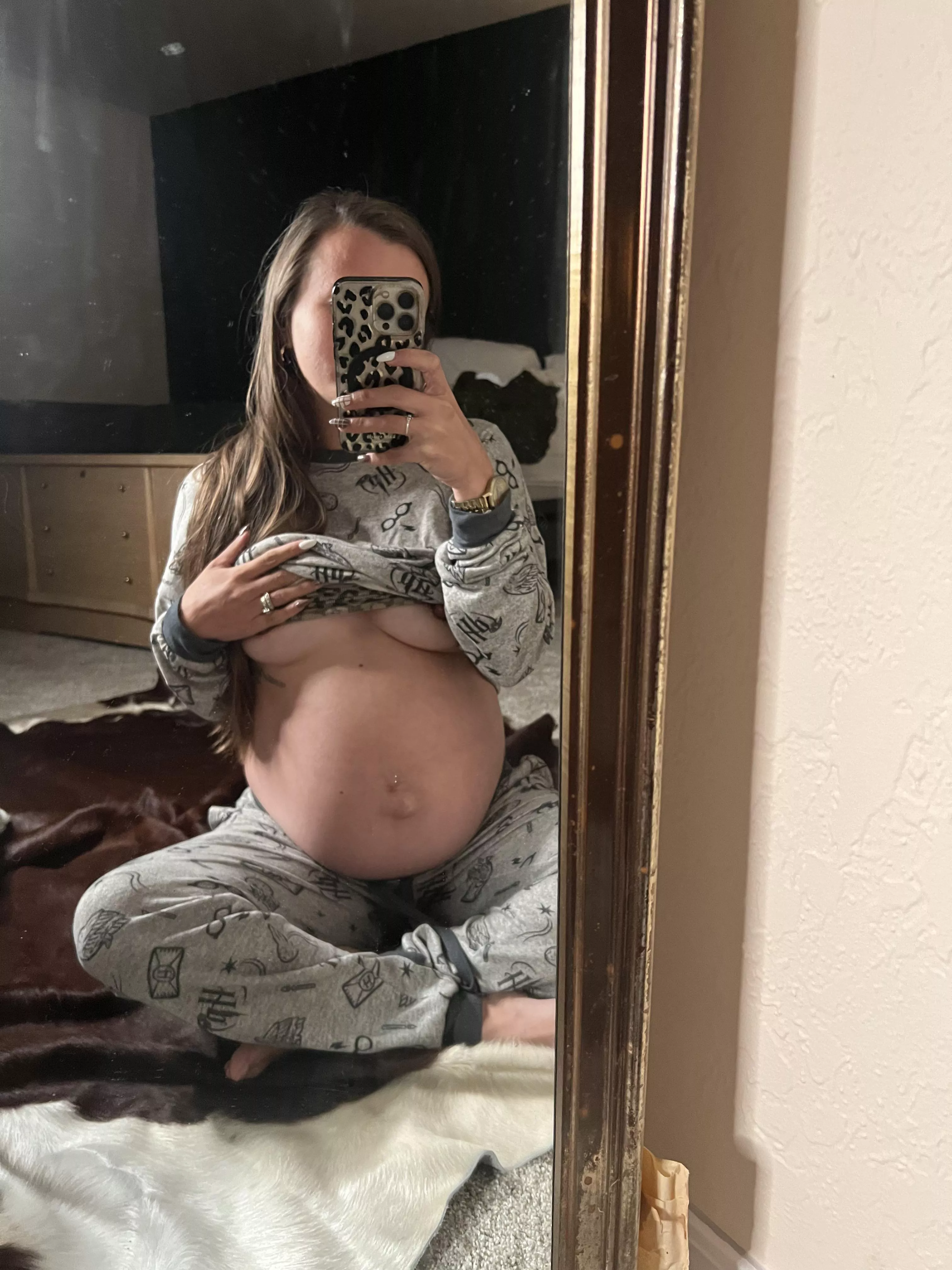 Pregnant underboob 😍