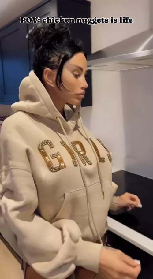 She’s starting to look like Pete Burns :(