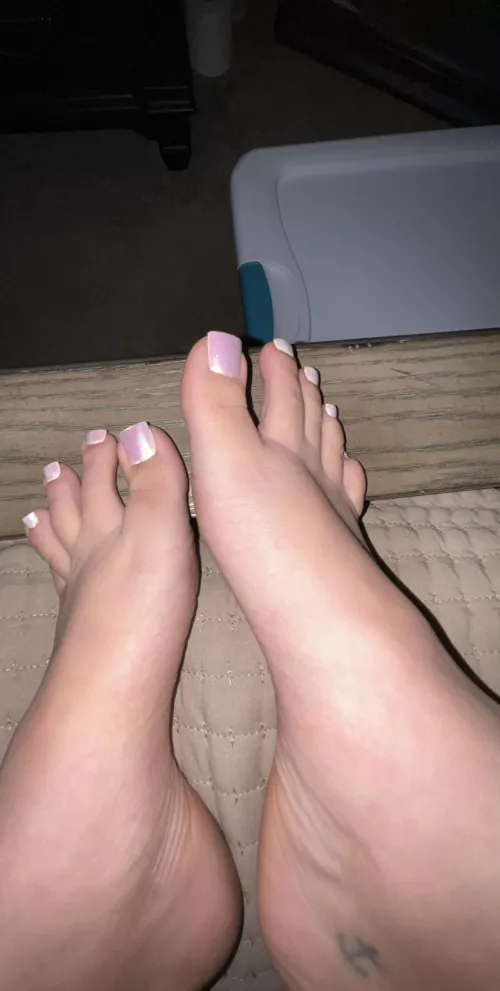 Still got the pink toes, maybe I’ll change to white 😏 soft feet