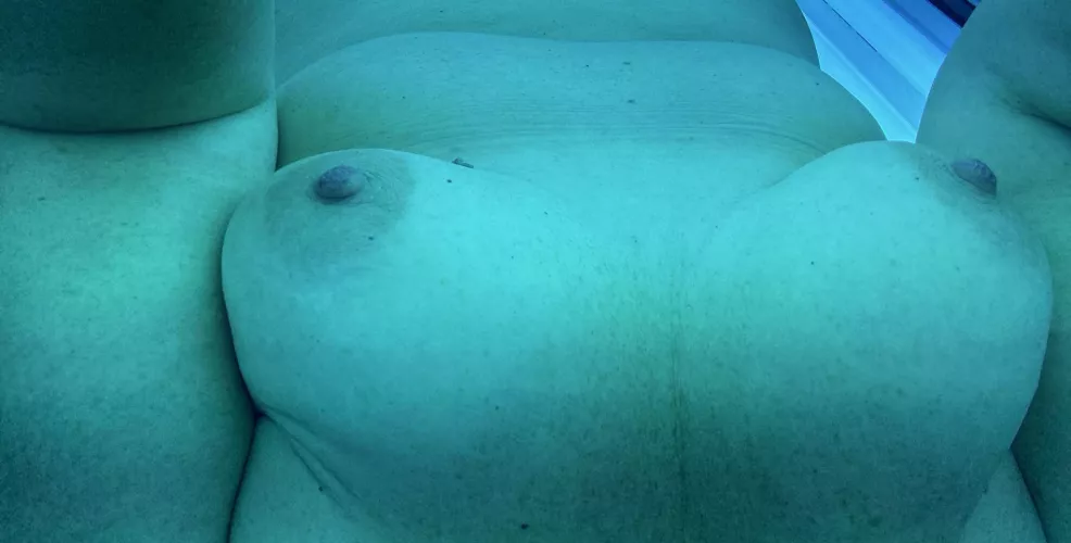  Tanning Bed Boobies!!