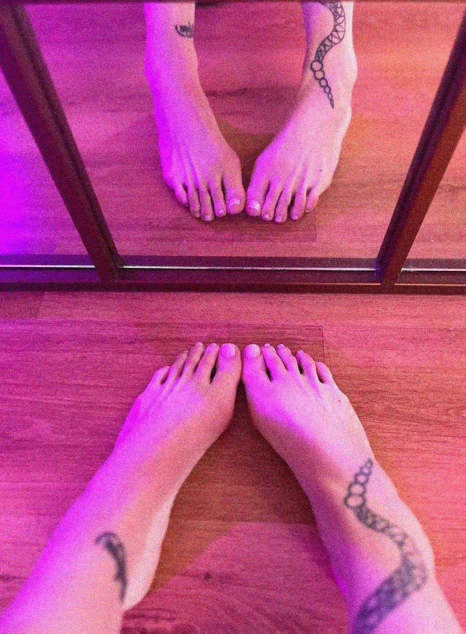 Thanks to the mirror, there are twice as many of my sweet toes