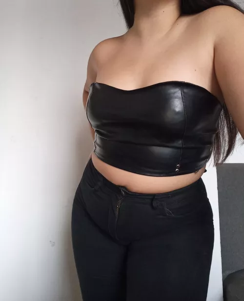 This leather outfit looks amazing on me