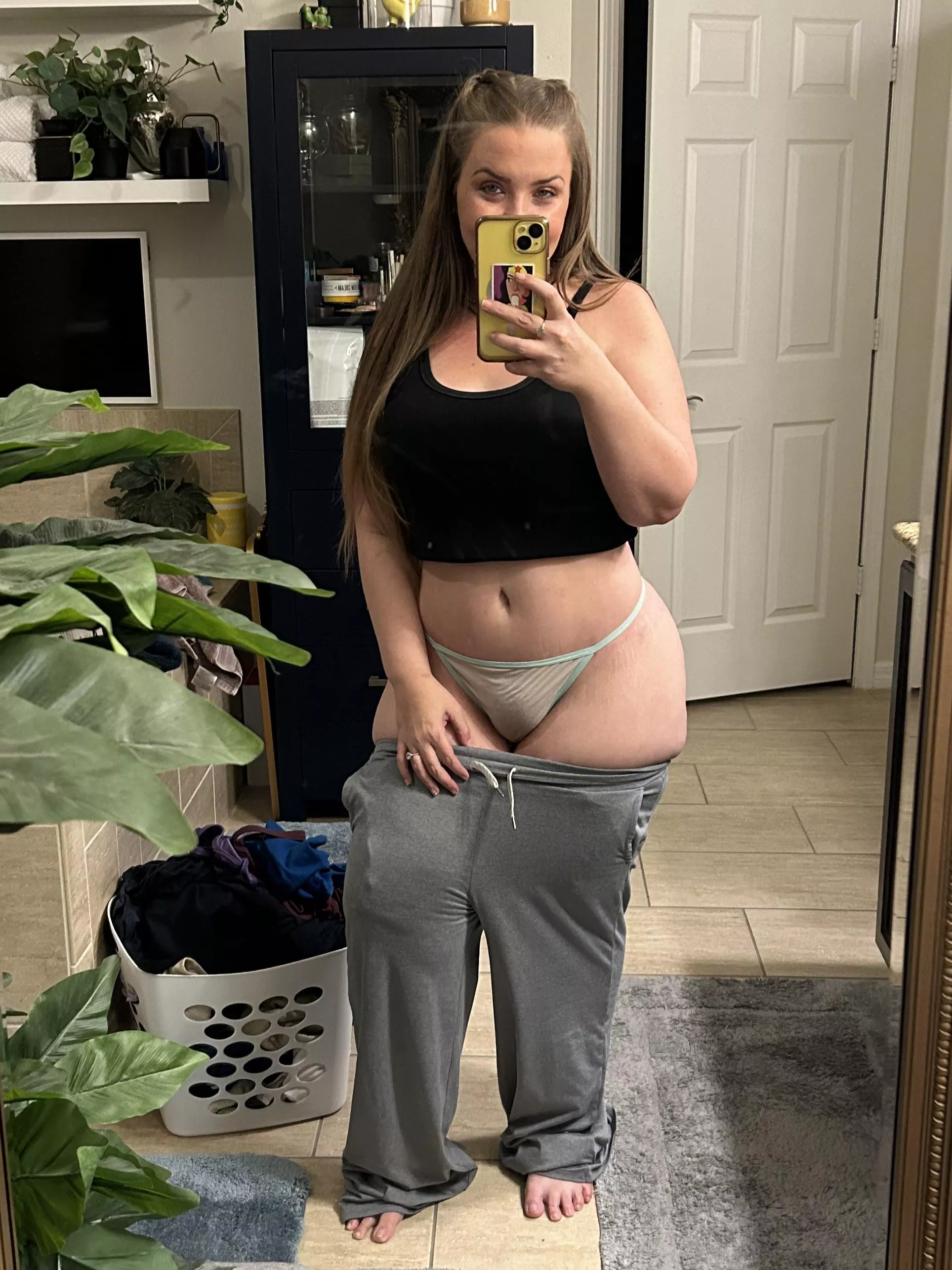 Voluptuous mom bod (f) curves in all the right places