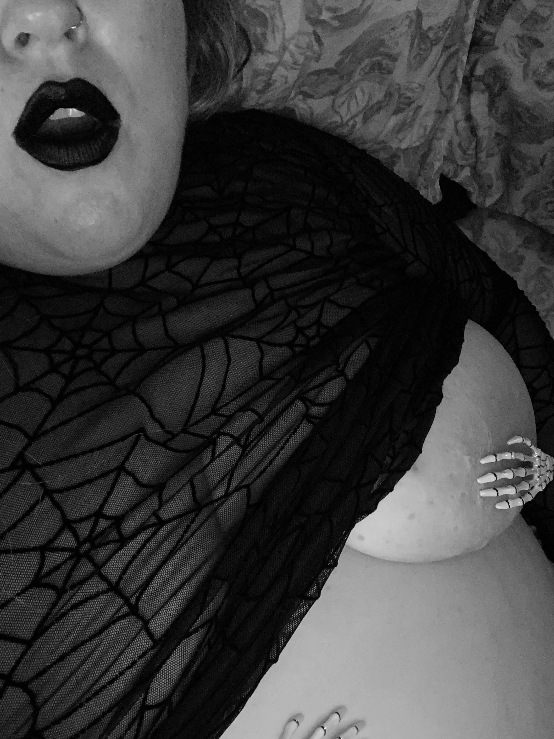 wanna watch spooky movies together? 