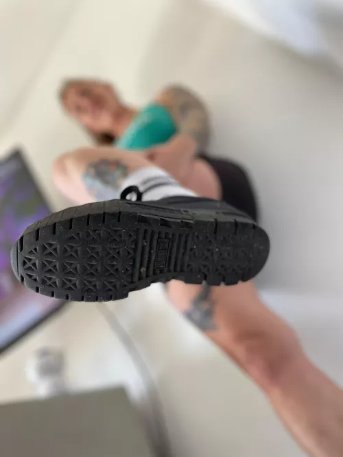 What would you do with my fingers spread over your little face? 🤭 scream? BEGGING?