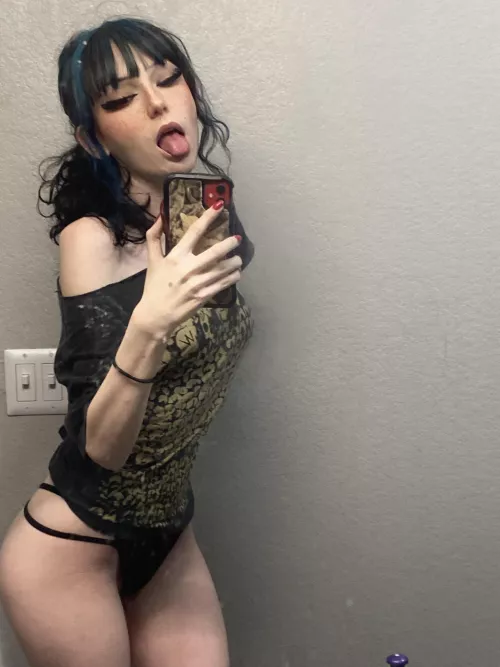 who else likes hangin around in a t shirt and thong