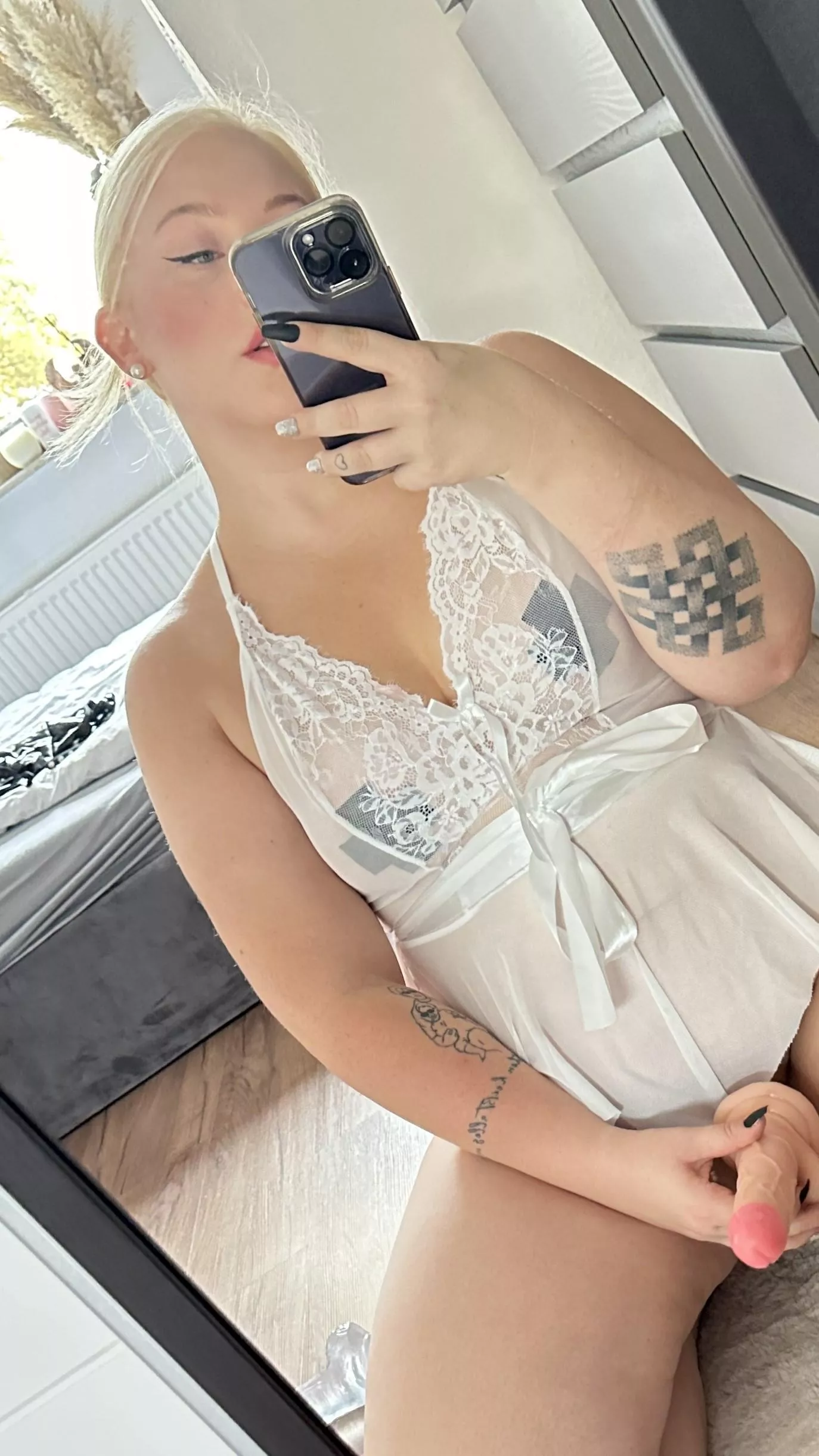 Who is begging for a pegging.