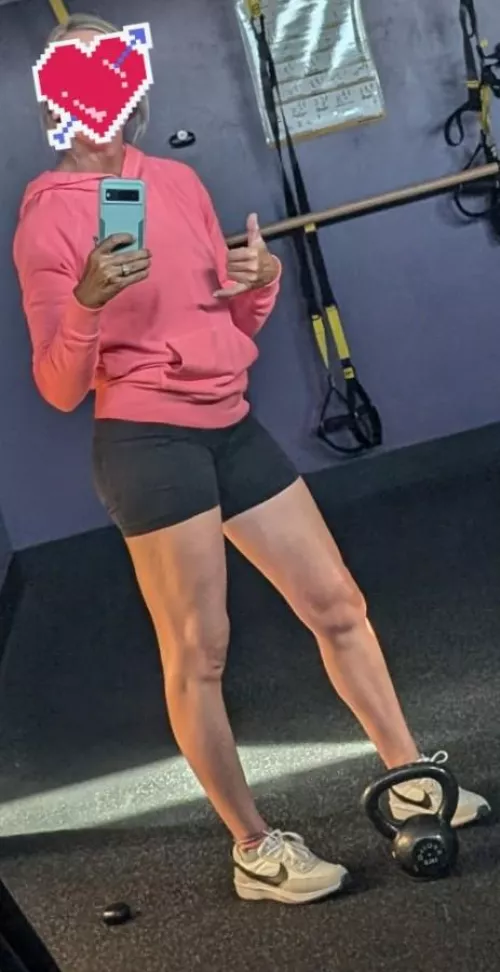 Wife wants to eat pussy while I fuck her. 