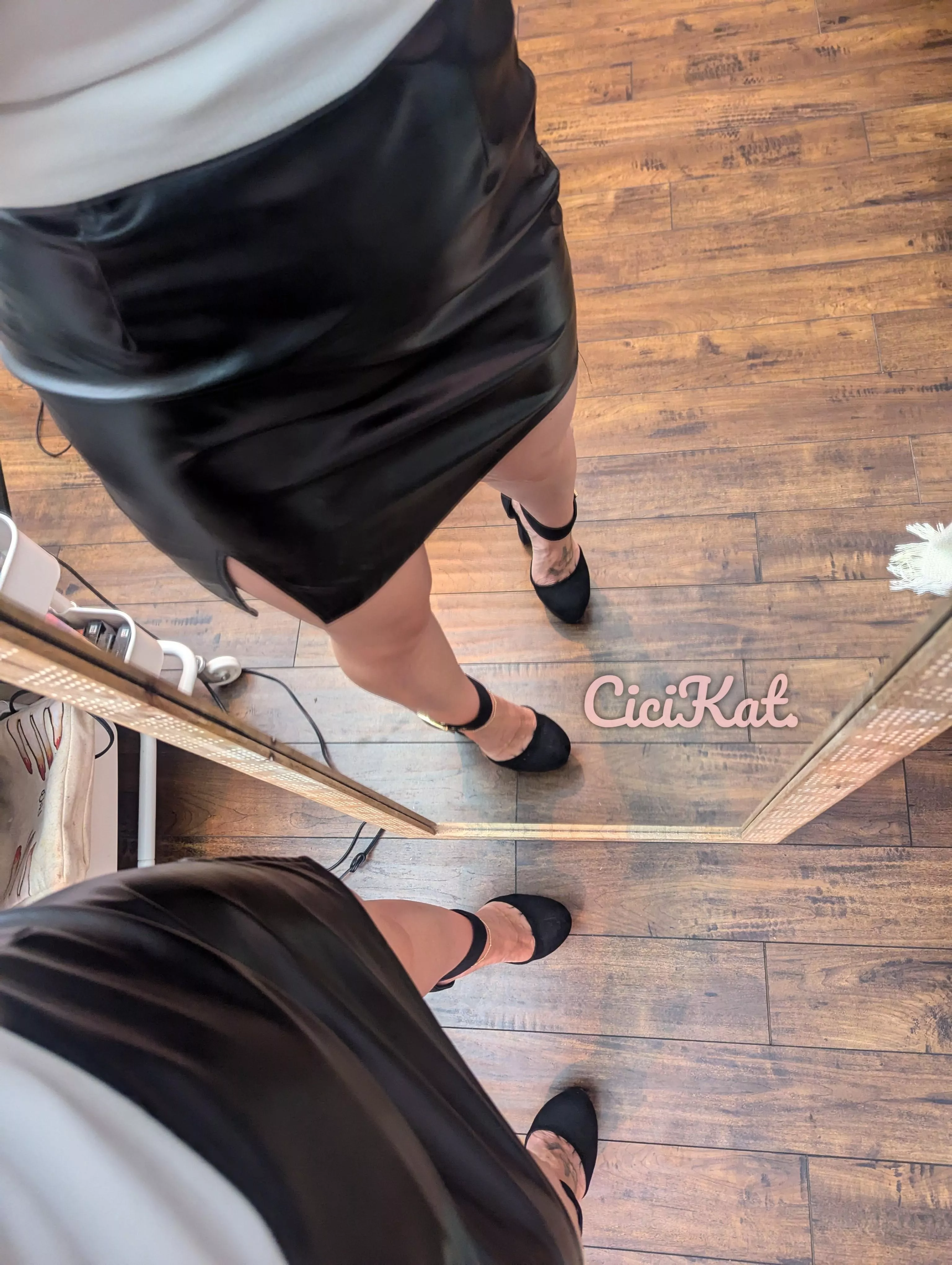 would absolutely crush you with these thighs 😈