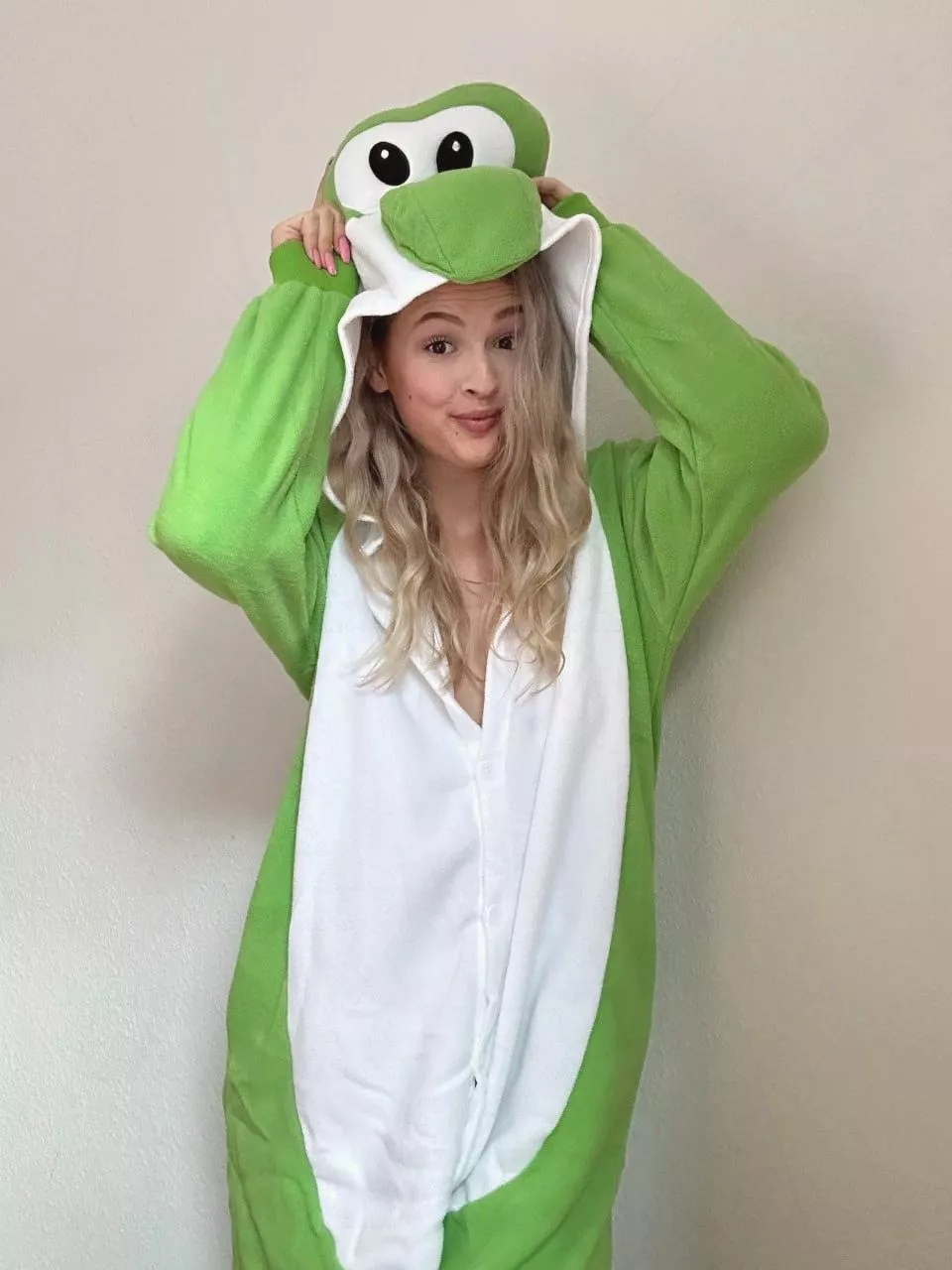 Yoshi (super mario) by Zoey