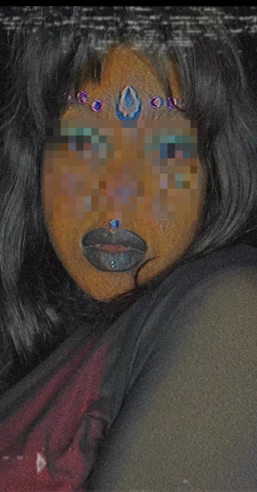 Your goddess deserves your full attention this payday. Bow down and open your hearts along with your wallets