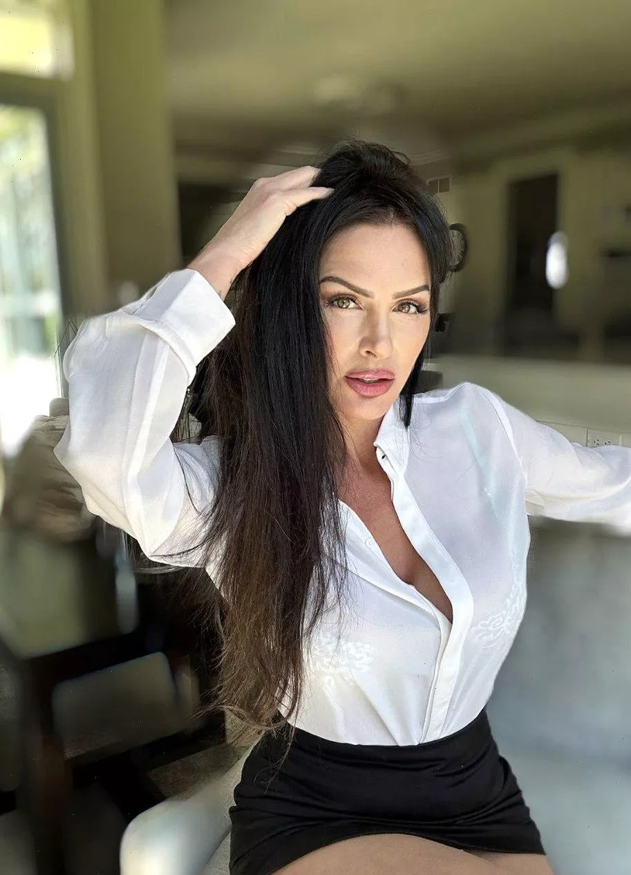 you're getting distracted because you're wondering what's under my skirt rn, aren't you? ;) 41F