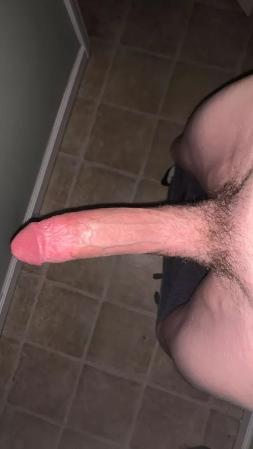 [19] americanhungg has a 10 inch bwc, into smooth bottoms and girls