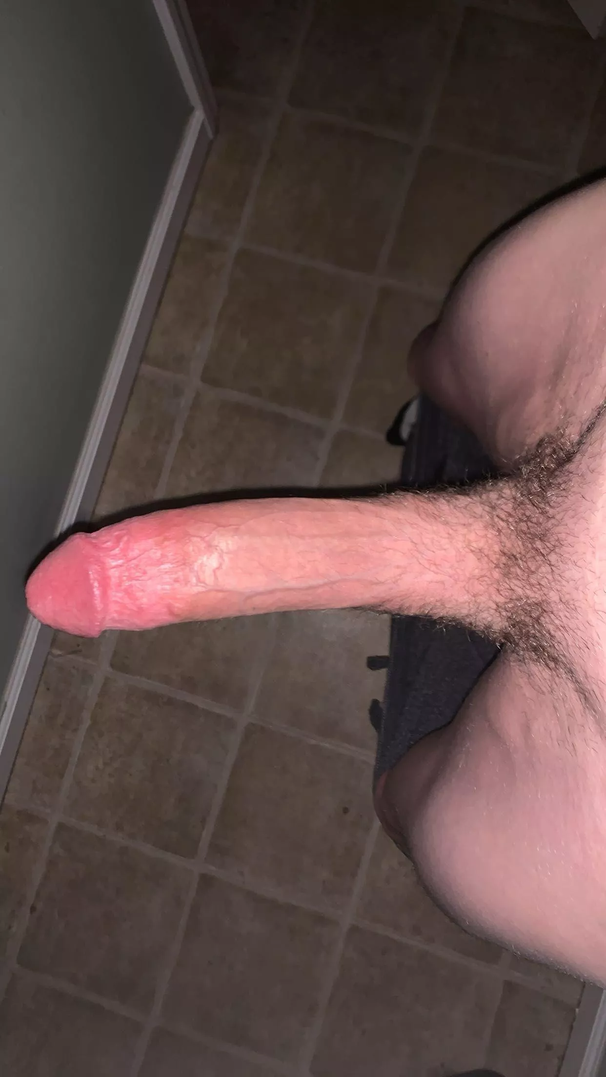 [19] americanhungg has a 10 inch bwc, into smooth bottoms and girls